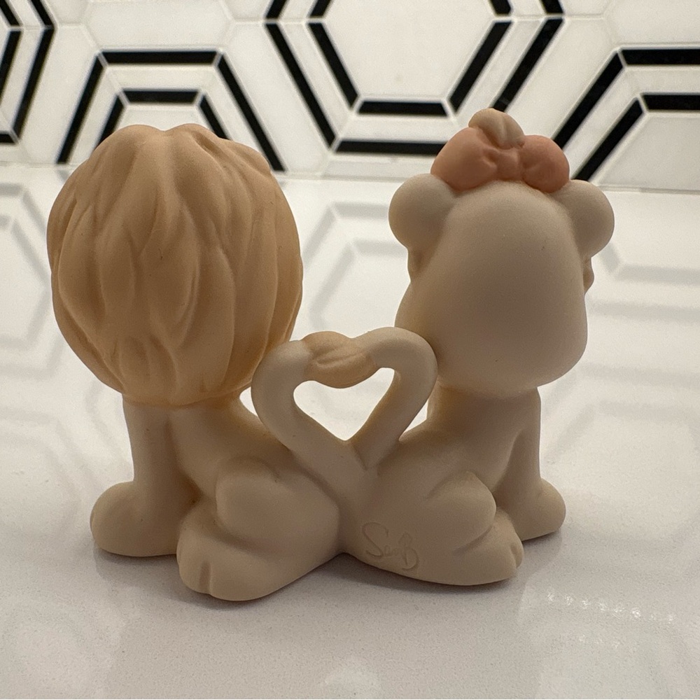 Vintage Precious Moments Collectable - A Tail of Love - *RARE* - Picture 2 of 3